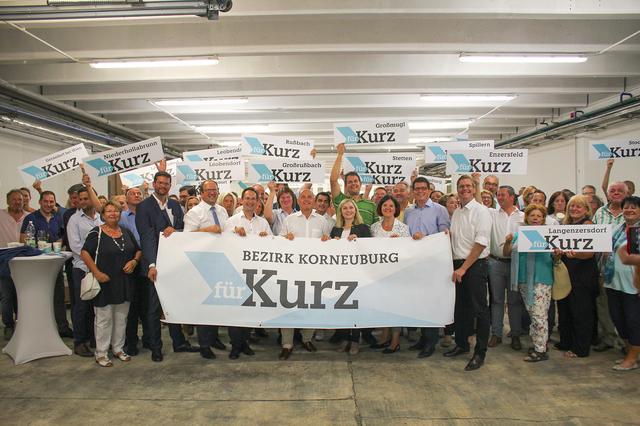 Das Korneuburger VP-Team steht hinter Alt-Kanzler Sebastian Kurz.