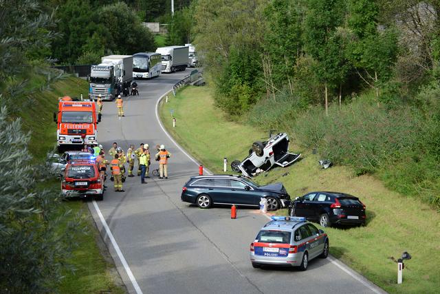 Alle drei Fahrzeuge wurden beim Unfall total beschädigt. | Foto: Zoom Tirol