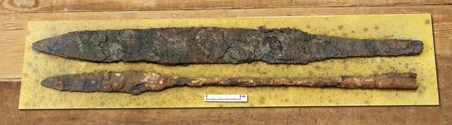 In einem Innsbrucker Dachboden wurden ein Sax und eine Speerspitze aus dem späten 7. Jahrhundert gefunden. | Foto: Florian Messner