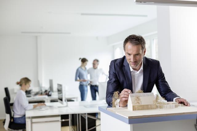 Wer Wert auf Komfort und Sicherheit in seinem smarten Zuhause legt, lässt die Anlage von ausgewiesenen Sicherheitsfachleuten planen.