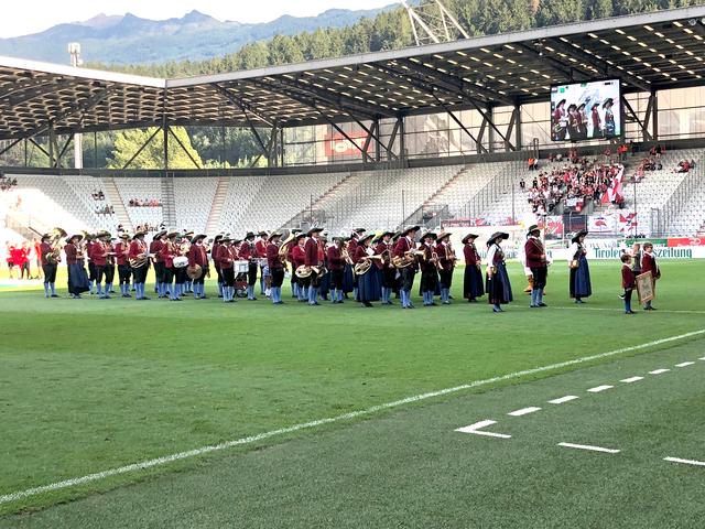 Die Musikkapelle Birgitz live und auf Großbildleinwand im Tivolistadion! | Foto: Hassl