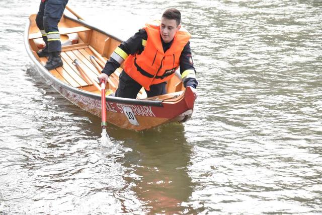 Ein Schwimmholz musste aus der Mur gefischt werden, bevor es mit dem Zillenfahren weiterging. | Foto: Gerald Dreisiebner