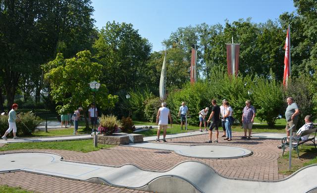 Die Stadtmeisterschaft fand auf der Minigolfsportanlage im Naherholungsgebiet im Tal bei Kaiserwetter statt.