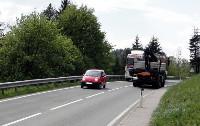 Die Bilder veranschaulichen die gefährliche Enge an diesem Straßenstück, wozu auch noch eine unübersichtliche Kurve dazu kommt.