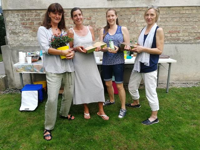 bz-Gewinnspiel: Emma Pfleger (r.) hat ein "Picknick im Hof" gewonnen, das sie sich mit Freunden und Nachbarn schmecken ließ. 