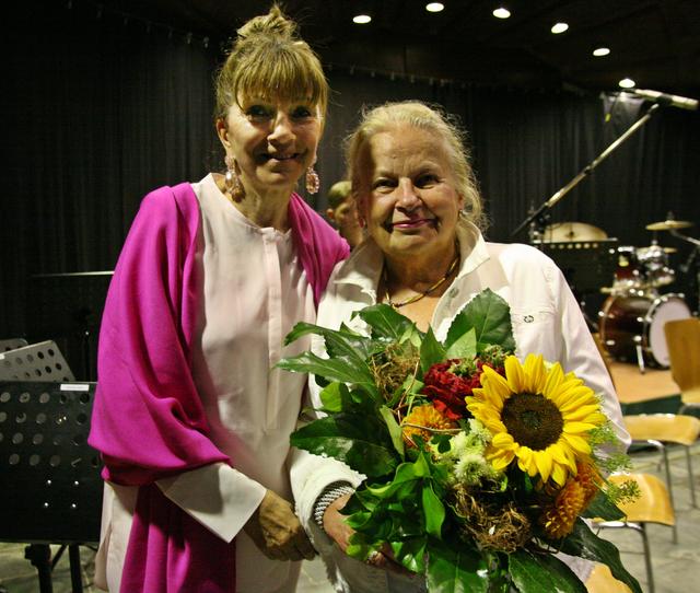 Margareta Patscheider und Maria-Luise Rampold unterstützten das MusikCamp und freuten sich über die Darbietung der talentierten Kinder und Jugendlichen.