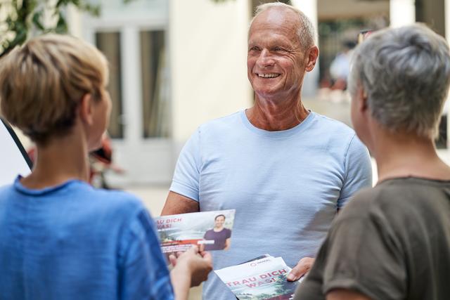 Sucht auf Kärntens Straßen beim „Flyern“ den direkten Kontakt mit den Wählern: Landesspitzenkandidat Christian Raming („Der Wandel“)