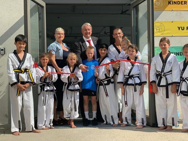 Feierlich: Offizielle Eröffnung von Donaustadt-Bezirkschef Ernst Nevrivy und Bezirksrätin Gabriele Plank und  Großmeister Dr. Andreas Held.