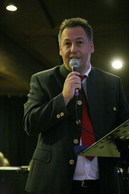 Daniel Neururer, Obmann des Bezirkblasmusikverbandes, begrüßte die Teilnehmer und Besucher des Konzerts in Imst.