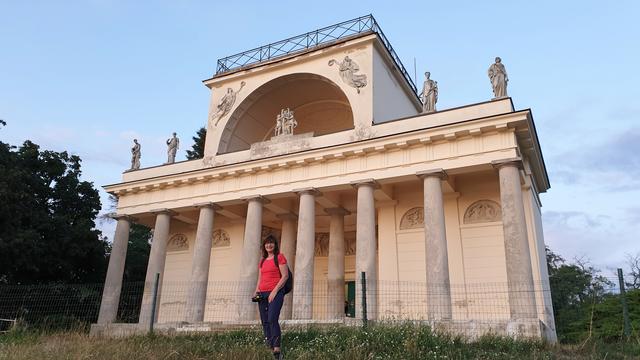 Zwischen Eisgrub und Lundenburg, auf einer Anhöhe am Ostufer des Apolloteichs [Mlýnský rybník, Mühlen-Teich] nach Kornhäusels Plänen von Franz Engel in den Jahren 1817-1819 im Empirestil errichtet. Der Pavillon mit Aussichtsterrasse wurde künstlerisch vom Bildhauer Joseph Klieber nach dem antiken Vorbild eines Apollo-Tempels ausgestaltet.
Acht dorische Säulen bilden mit einer geschlossenen Hinterwand eine offene Halle. In der Mitte ist eine halbkreisförmige Nische mit einem Hochrelief, das den Sonnengott Phoebus Apollo im Sonnenwagen darstellt. Zu Seiten des Wagens schweben die von Aurora geführten Musen. Darüber befindet sich eine Halbkuppel, welche mit einer Terrasse mit klassizistischem Geländer abgeschlossen ist. Man gelangt dahin über eine Wendeltreppe, die an der hinteren Seite der Nische hinaufführt.
Vom Dach des Tempels genießt man eine herrliche Aussicht über die Teiche  bis hin zum Grenzschloss, bei gutem Wetter bis zu den Pollauer Bergen.
An der Gebäuderückseite ist eine Wohnung mit Wirtschaftsräumen für den Aufseher angefügt.