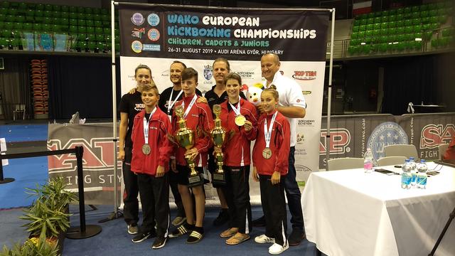 Die Nachwuchs-Talente des Kickbox Club Rohrbach dominierten die Europameisterschaften: Alessandro Nukic, Felix Schmidl, Yvonne Schmidl, Anna Schmidl,
Hinten Coach Viktoria Hader, Trainer Michael Gerdenitsch, Obmann Christoph Braunrath und Sportdirektor Rainer Gerdenitsch.
Alles fest in Rohrbacher Hand