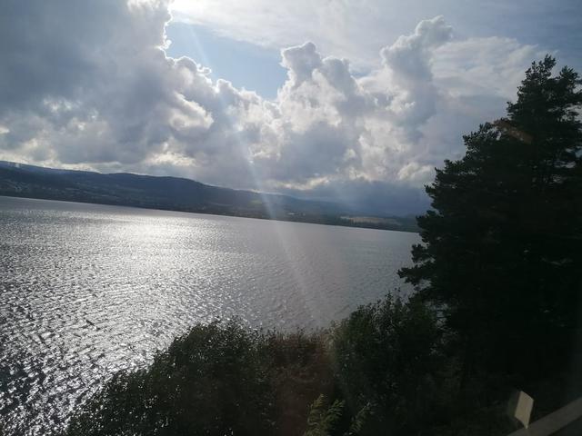 Anreise von Oslo nach Lillehammer mit dem Zug entlang vom größten See in Norwegen.. :)