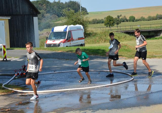 Für Abkühlung sorgte die Feuerwehr. | Foto: Messirek