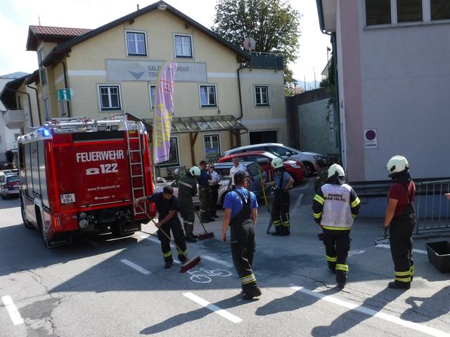 Einsatz für die FF Bad Ischl: Ausgetretenes Öl in der Götzstraße musste beseitigt werden. | Foto: FF Bad Ischl