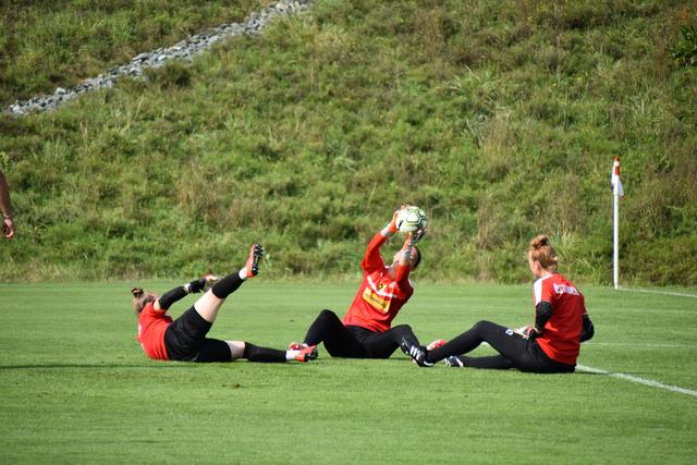 Die Torfrauen Melissa Abiral, Manuela Zinsberger und Kristin Krammer beim Training.