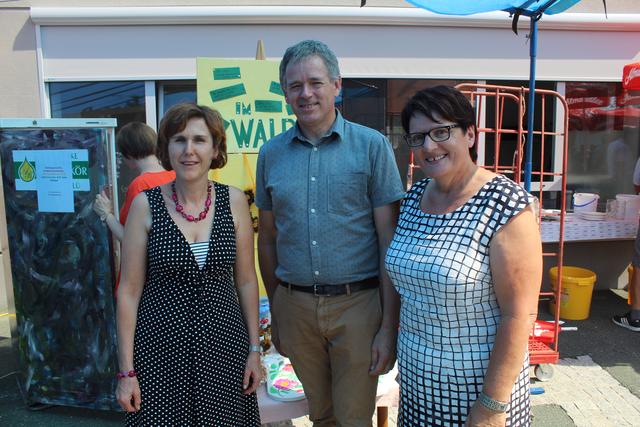 Osterbauer Rosi von der Tagesbetreuung, Heimleiter Herr Berghofer Josef und PDL Frau Plank Margarete beim Gartenfest.