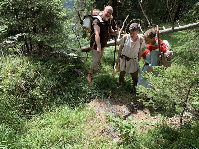 Diese Wanderer fielen garantiert auf. | Foto: Via Claudia Augusta