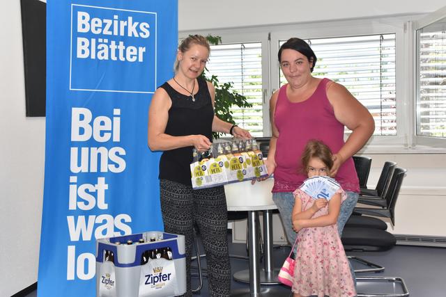 Sandra Haid übergab den Gewinn an Melanie Kiechl.