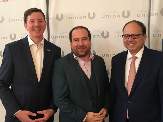 Sportunion-Präsident Peter McDonald (links) und Thomas Szekeres, Präsident Österreichische Ärztekammer (rechts), präsentieren die Umfrage von OGM-Meinungsforscher Christoph Haselmayer (Mitte).