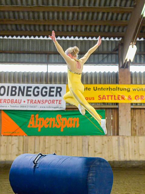 Doreen Freydl am Tonnenpferd