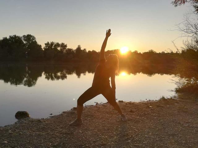 Während des Sonnenuntergangs wurde Yoga zelebriert.