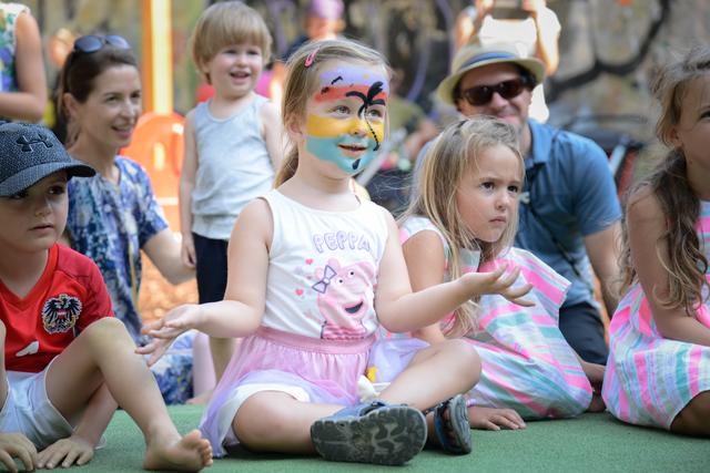 Die Kinder waren von dem Sänger Brennholz.Rocks sehr begeistert.