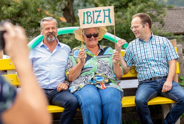 Bürgermeister Martin Huber mit Monika Küng und Initiator Thomas Pedarnig (v.l.). | Foto: Brunner Images