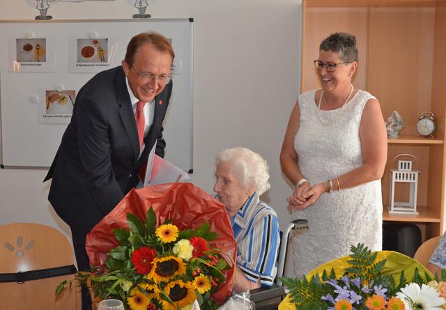 St. Pöltens Bürgermeister Matthias Stadler überreichte der Jubilarin einen Blumenstrauß.  | Foto: Winter