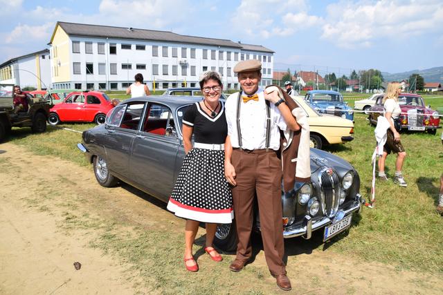 Die Oldtimerfreunde kamen passend gestylt zum Zeggern. 