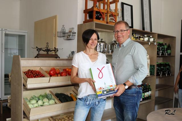 Bgm. Bernd Osprian übergab Schriebl ein Eröffnungsgeschenk. | Foto: Lederer