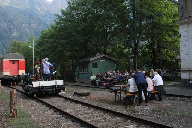 Am Bahnhof Erzberg gaben die Musiker von "Okemah" ein Konzert für die Teilnehmer der Themenfahrt. | Foto: Verein Erzbergbahn