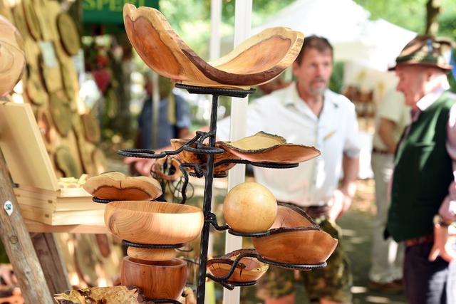 Über 50 Aussteller präsentierten ihre Werke auf dem Holzmarkt in Traunkirchen | Foto: Wolfgang Spitzbart