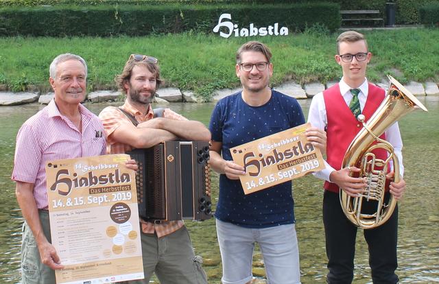 Die Scheibbser feiern den Hiabstla am Ufer des Erlauf-Flusses. | Foto: Stadtgemeinde Scheibbs