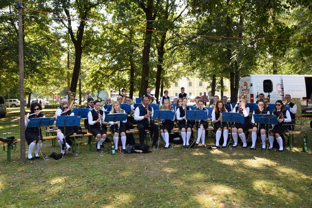 Die Trachtenkapelle Frauenkirchen aus dem Burgenland spielte am Sonntag beim Frühschoppen. | Foto: Eva Heinrich