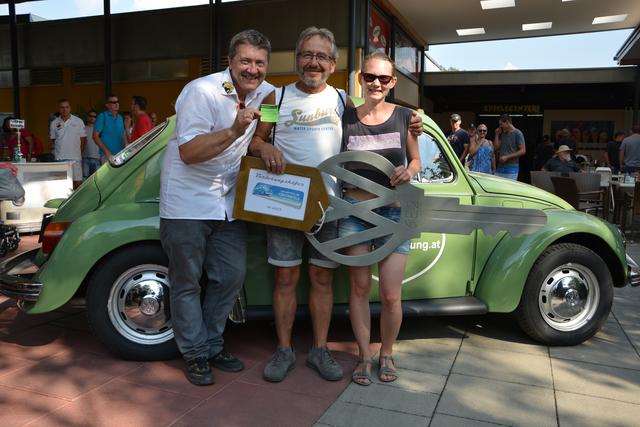 Die glücklichen Gewinner des 1983er VW-Käfer: Gerhard Schäffer aus Luderdorf (Gleisdorf) mit Schwiegertochter Stephanie Kleinhappel und Käferclub-Obmann  Johann Gotthard.