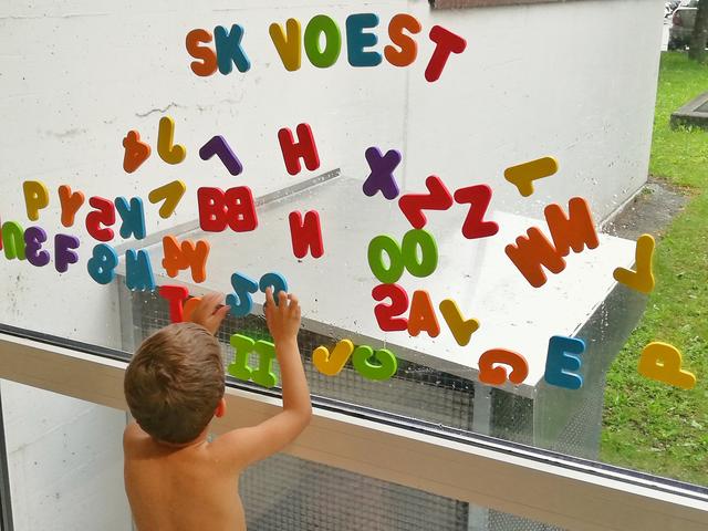In der Schwimmschule des SK Vöest Linz lernen Kinder spielerisch Schwimmen.