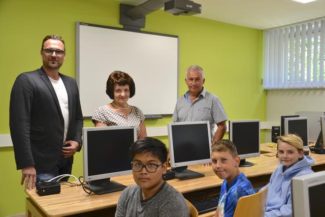 Direktor Mario Simlinger, die Bürgermeister Ludmilla Etzenberger (Gföhl) und Franz Aschauer (Jaidhof) sowie die Schüler Sripamei Rhattapum, Leon Scherz und Chantal Wendling sind vom Umbau begeistert.  | Foto: Stadtgemeinde Gföhl
