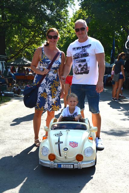 Große und kleine VW-Käferfans zog es ins Freibad nach Fürstenfeld.
