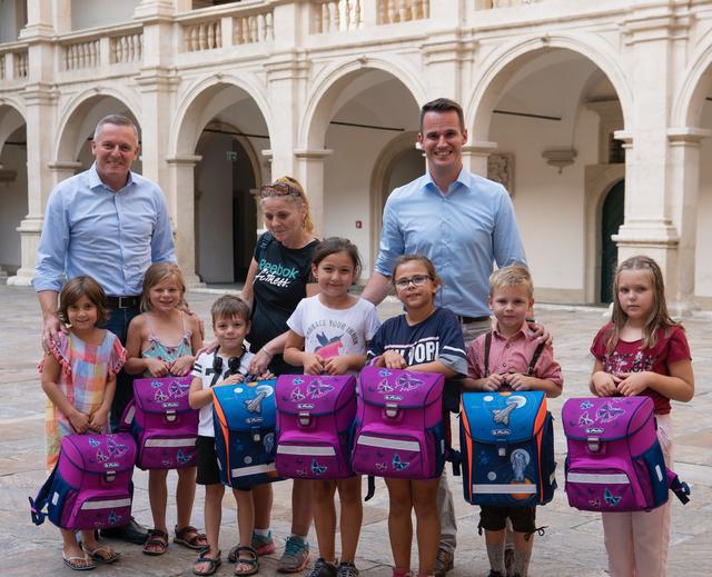 Erfreut: Mario Kunasek (l.) und Stefan Hermann im Rahmen der Schultaschen-Übergabe mit den Schülern | Foto: FPÖ-Steiermark/Krenn