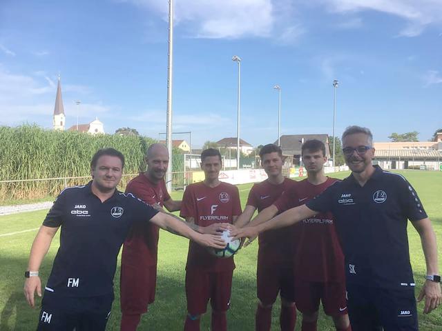 Trainer Mario Freidl, Obmann Siegfried Kainz (r.) und die Wundschuher Kicker brennen auf das freitägige Spitzenspiel.