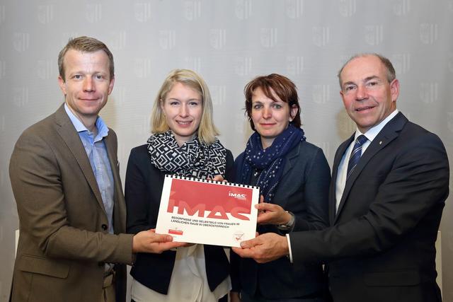 IMAS-Meinungsforscher Paul Eiselsberg, Landeshauptmann-Stv. Christine Haberlander, Bäuerin Edith Jungmair und Agrarlandesrat Max Hiegelsberger (v. l.).

  | Foto: Land OÖ/Kauder