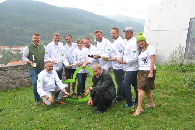 Familienfoto mit den Haubenköchen: Edgar Wernbacher, Klaus Lobnik, Hans Wöls, Astrid & Andreas Krainer, Mike Johann, Jürgen Schneider, Max Leodolter, "Pudelmütze" Claudia Flatscher und hockend: Peter Brandner, Franz Valland.