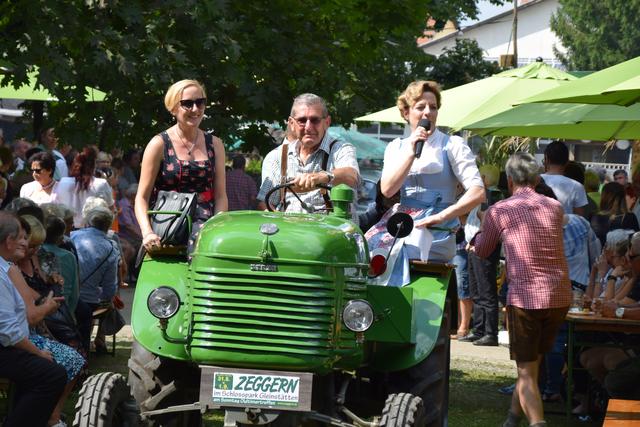 Die Oldtimer machten eine Tour durch das Zeggergelände und wurden dabei bestaunt.