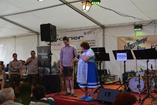 Die Gstanzl-Sängerin Renate Maier aus Bayern sorgte beim Festival "Volxmusik im Dorf" für Begeisterungsstürme. | Foto: Roland Mayr