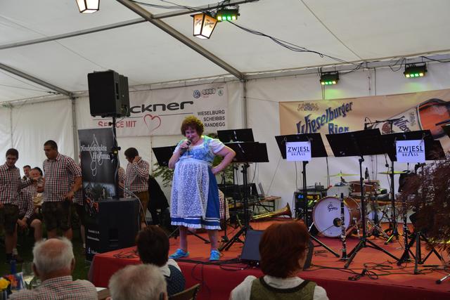 Die Gstanzl-Sängerin Renate Maier aus Bayern sorgte beim Festival "Volxmusik im Dorf" für Begeisterungsstürme. | Foto: Roland Mayr