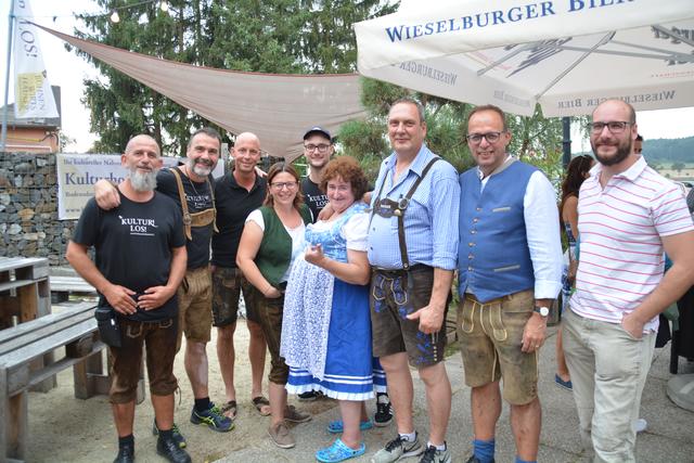 Festival "Volxmusik im Dorf" in Bodensdorf: "Gstanzl-Orkan" Renate Maier (4.v.r.) mit Veranstaltern und Besuchern beim Ballonwirt. | Foto: Roland Mayr