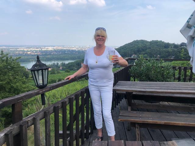 Kulinarik mit Weitblick: Romy Klapf ist seit 1993 beim Heurigen Hirt um das leibliche Wohl der Gäste bemüht.