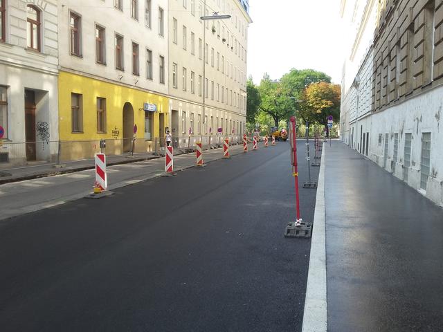 Neue Baumpflanzungen sollen in der Wolfsaugasse das Klima verbessern. Die Parkplätze sollen erhalten bleiben.