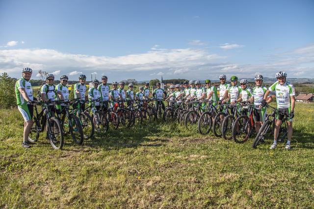 Die Thominger Mountainbiker stehen schon für die nächste Ausfahrt, die jedes Mal an andere Orte führt, bereit.