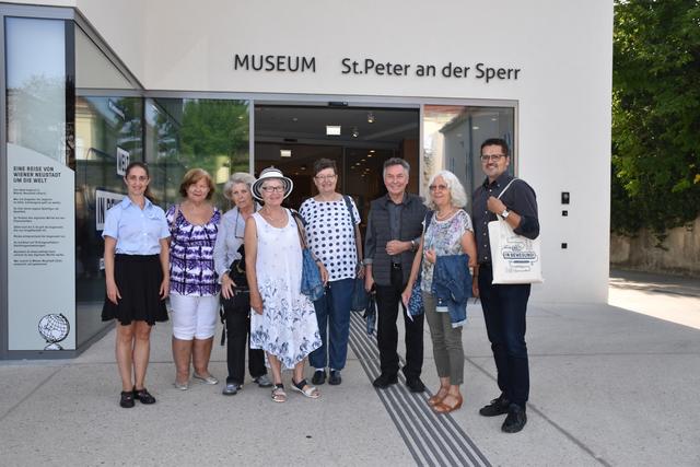 Der Erlebnis-Tag begann mit einem Besuch im Museum St. Peter an der Sperr. Begrüßt wurde die muntere Gesellschaft vom Projektkoordinator der Landesausstellung Josef Kleinrath (r.).